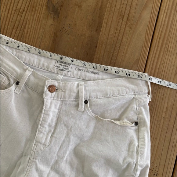 14L Signature Levi Strauss Curvy Straight Jeans - Picture 7 of 9